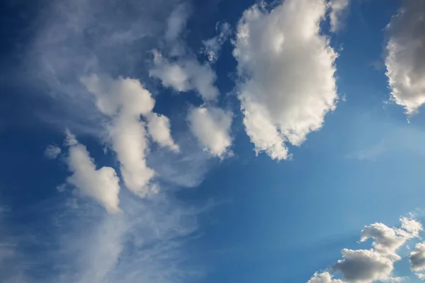 Fundo Ensolarado Céu Azul Com Nuvens Brancas Fundo Natural — Fotografia de Stock