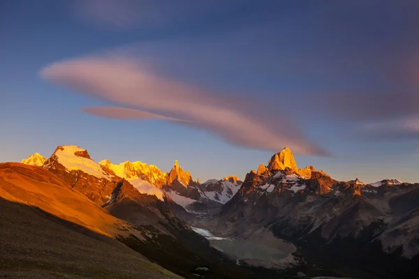 Słynny Cerro Fitz Roy Jeden Najpiękniejszych Najtrudniejszych Akcentowania Skalistych Szczytów — Zdjęcie stockowe