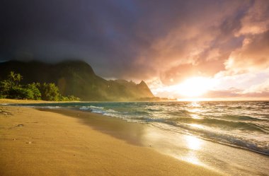 Hawaii, ABD 'deki Kauai Adası' ndaki Tünel Plajı 'nda güzel bir manzara.