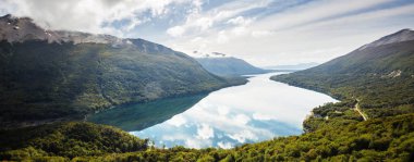 Patagonya 'daki güzel dağ manzaraları. Güney Amerika, Arjantin 'de dağlar gölü.