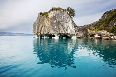 General Carrera, Patagonya, Şili gölünde alışılmadık mermer mağaraları. Carretera Austral seyahat.