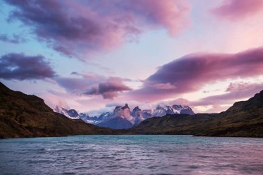 Torres del Paine Milli Parkı 'nda güzel dağ manzaraları, Şili.