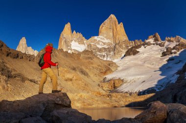 Ünlü Cerro Fitz Roy. Patagonya, Arjantin 'in en güzel ve aksanlı zirvelerinden biri.