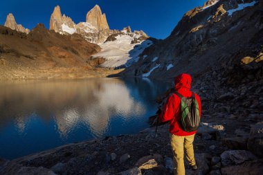 Ünlü Cerro Fitz Roy. Patagonya, Arjantin 'in en güzel ve aksanlı zirvelerinden biri.