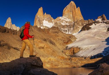 Ünlü Cerro Fitz Roy. Patagonya, Arjantin 'in en güzel ve aksanlı zirvelerinden biri.