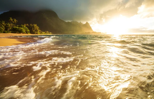 Kaunis Kohtaus Tunnelit Beach Saarella Kauai Havaiji Yhdysvallat — kuvapankkivalokuva