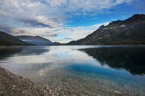 パタゴニアの美しい山の風景 アルゼンチン 南アメリカに山の湖 — ストック写真