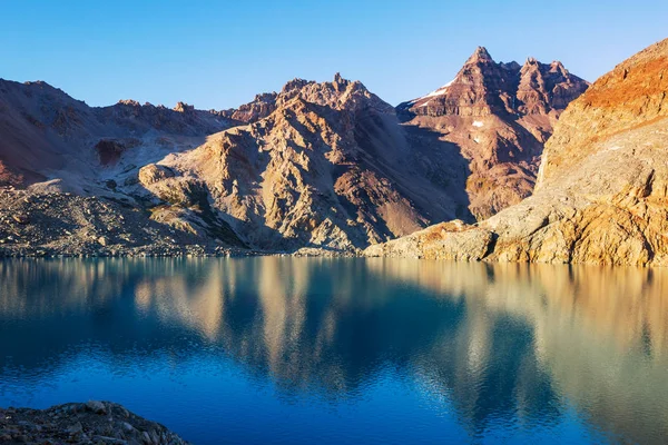パタゴニアの美しい山の風景 アルゼンチン 南アメリカに山の湖 — ストック写真