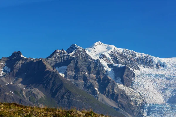 Pintorescas Montañas Alaska Verano Macizos Cubiertos Nieve Glaciares Picos Rocosos —  Fotos de Stock