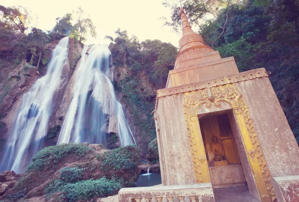Prachtige Waterval Boeddhistische Stoepa Myanmar — Stockfoto