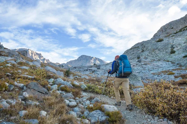 Backpacker Στα Ψηλά Βουνά — Φωτογραφία Αρχείου