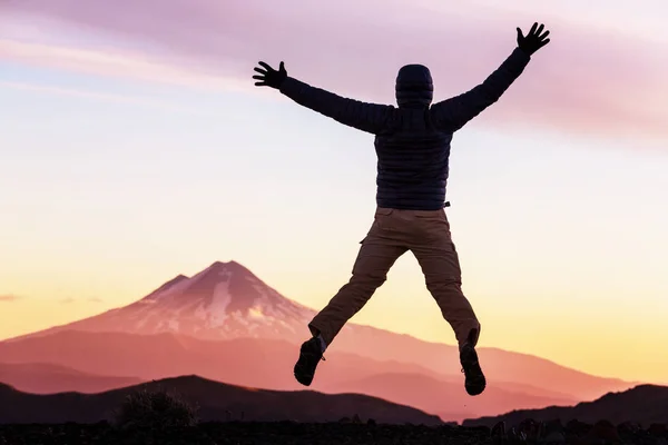 Jumping Man Hoge Bergen Bij Zonsondergang — Stockfoto