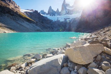 Ünlü Cerro Fitz Roy. Patagonya, Arjantin 'in en güzel ve aksanlı zirvelerinden biri.