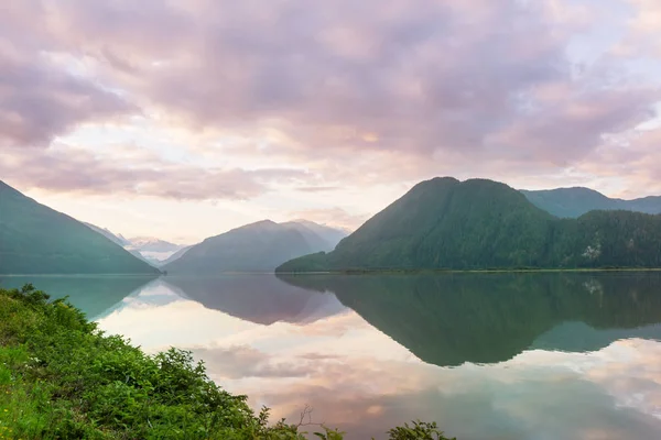 Lugn Scen Vid Fjällsjön Kanada Med Spegling Klipporna Lugnt Vatten — Stockfoto