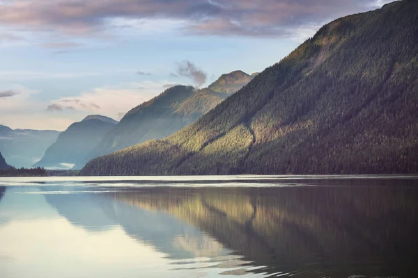 Lugn Scen Vid Fjällsjön Kanada Med Spegling Klipporna Lugnt Vatten — Stockfoto