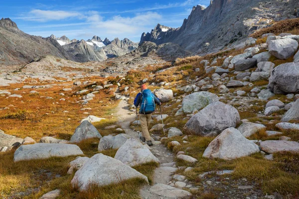 秋の山でハイキングします — ストック写真