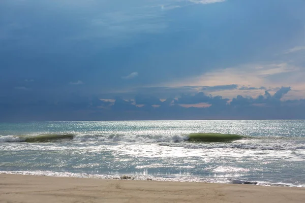 Голубая Волна Пляже Размытый Фон Солнечные Пятна Мирный Природный Фон — стоковое фото