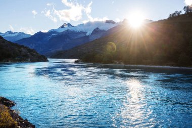 Güney Patagonya, Şili 'deki Carretera Austral çakıl yolu boyunca güzel dağlar manzarası