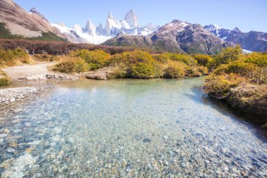 Ünlü Cerro Fitz Roy. Patagonya, Arjantin 'in en güzel ve aksanlı zirvelerinden biri.