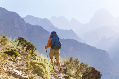 Backpacker yüksek güzel dağları