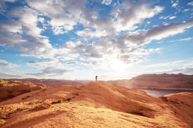 Utah dağlarında yürüyüş. Alışılmadık doğal manzaralarda yürüyüş. Fantastik kumtaşı oluşumları.
