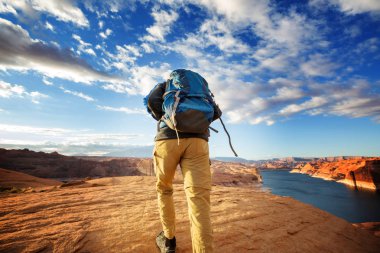 Utah dağlarında yürüyüş. Alışılmadık doğal manzaralarda yürüyüş. Fantastik kumtaşı oluşumları.