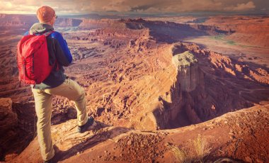 Utah dağlarında yürüyüş. Alışılmadık doğal manzaralarda yürüyüş. Fantastik kumtaşı oluşumları.