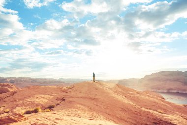 Utah dağlarında yürüyüş. Alışılmadık doğal manzaralarda yürüyüş. Fantastik kumtaşı oluşumları.