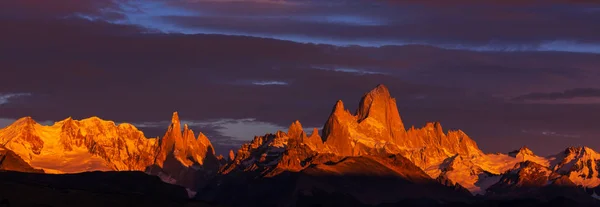 Słynny Cerro Fitz Roy Jeden Najpiękniejszych Najtrudniejszych Akcentowania Skalistych Szczytów — Zdjęcie stockowe