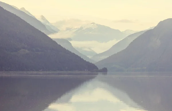 Rustige Scène Bij Het Bergmeer Canada Met Reflectie Van Rotsen — Stockfoto