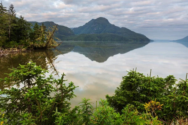 Scena Serena Presso Lago Montagna Canada Con Riflesso Delle Rocce — Foto Stock