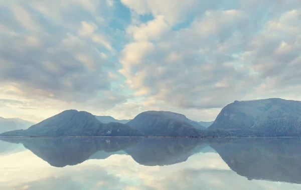 Lugn Scen Vid Fjällsjön Kanada Med Spegling Klipporna Lugnt Vatten — Stockfoto