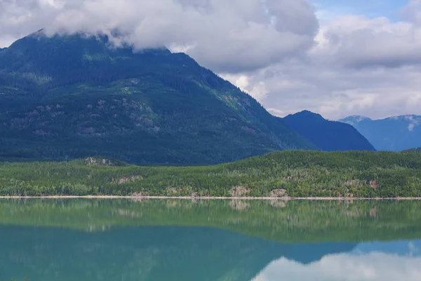 Γαλήνια Σκηνή Από Λίμνη Βουνό Στον Καναδά Αντανάκλαση Των Βράχων — Φωτογραφία Αρχείου