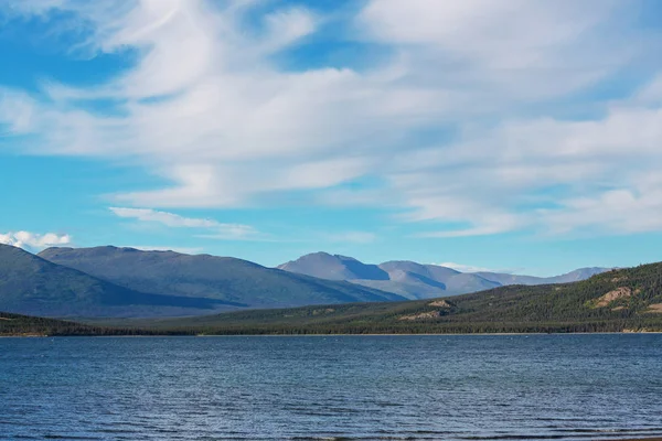 Lugn Scen Vid Fjällsjön Kanada Med Spegling Klipporna Lugnt Vatten — Stockfoto