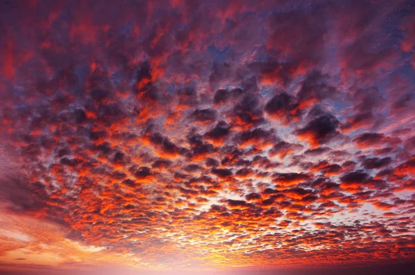 Ongebruikelijke Stormwolken Bij Zonsondergang Geschikt Voor Achtergrond — Stockfoto