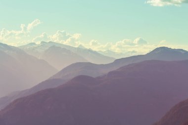 Yaz mevsiminde Kanada Kayalıkları 'nda resim gibi dağ manzarası