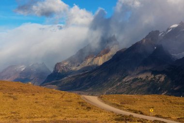Şili 'deki Torres del Paine Ulusal Parkı' ndaki güzel dağ manzaraları. Dünyaca ünlü yürüyüş bölgesi.