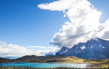 Şili 'deki Torres del Paine Ulusal Parkı' ndaki güzel dağ manzaraları. Dünyaca ünlü yürüyüş bölgesi.