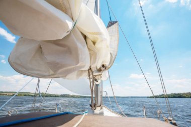 Yelkenli yat büyük Nehri üzerinde