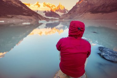 Arjantin 'in Patagonya dağlarındaki meşhur Cerro Torre zirvesi. Güney Amerika 'daki güzel dağ manzaraları.