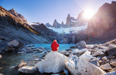 Ünlü Cerro Fitz Roy. Patagonya, Arjantin 'in en güzel ve aksanlı zirvelerinden biri.