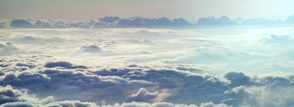 Όμορφη Θέα Πάνω Από Σύννεφα Στα Βουνά — Φωτογραφία Αρχείου