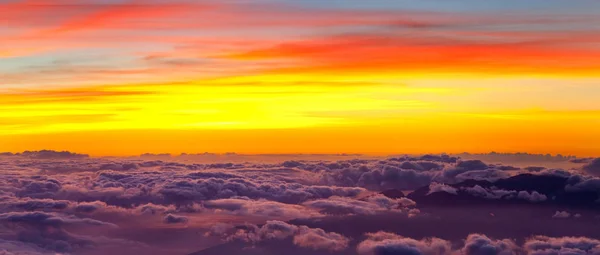 山の中の雲の上の美しい景色 — ストック写真