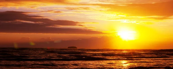Γραφικό Πολύχρωμο Ηλιοβασίλεμα Στην Ακτή Της Θάλασσας Καλό Για Ταπετσαρία — Φωτογραφία Αρχείου