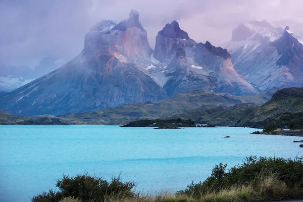 Şili 'deki Torres del Paine Ulusal Parkı' ndaki güzel dağ manzaraları. Dünyaca ünlü yürüyüş bölgesi.