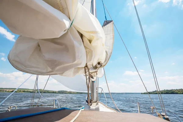 Segeljacht Auf Dem Großen Fluss — Stockfoto