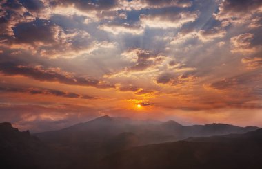 Haleakala yanardağında güzel bir gün doğumu sahnesi, Maui adası, Hawaii