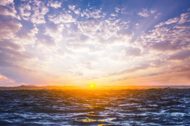 Deniz kıyısında manzara renkli gün batımı. Duvar kağıdı veya arkaplan resmi için iyi.