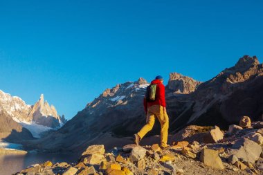 Arjantin 'in Patagonya dağlarındaki meşhur Cerro Torre zirvesi. Güney Amerika 'daki güzel dağ manzaraları.