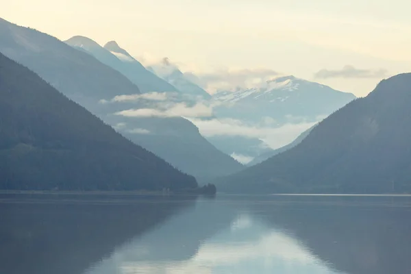 Escena Serena Junto Lago Montaña Canadá Con Reflejo Las Rocas — Foto de Stock